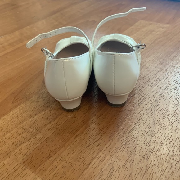 Girls White Dress Shoes - Picture 2 of 4